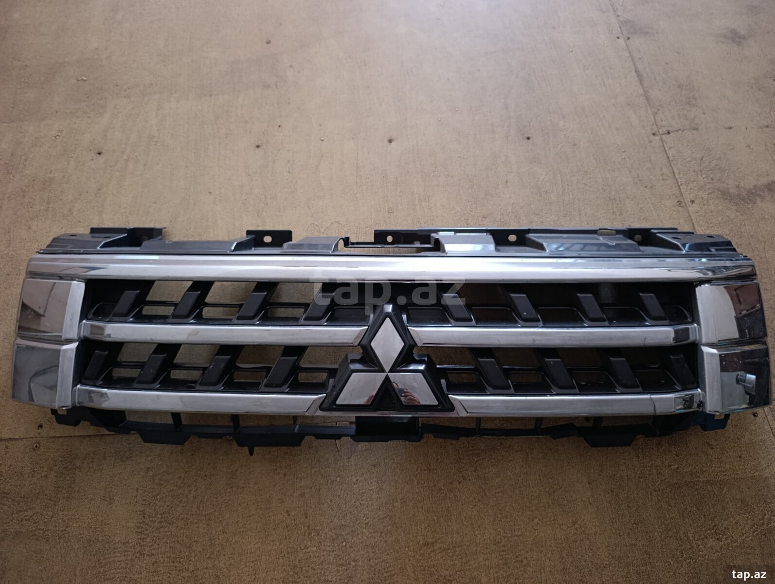 Mitsubishi Pajero radiator barmaqlığı (2)