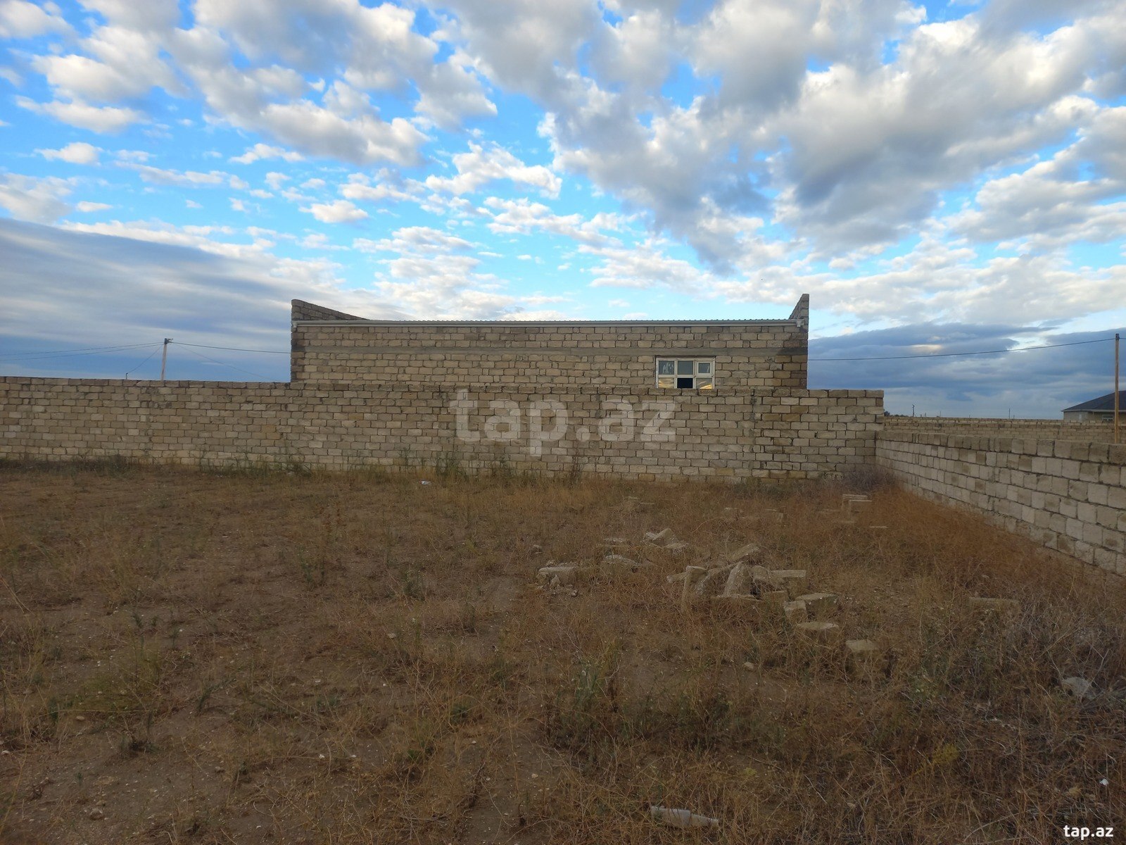 Torpaq satılır, Bakı