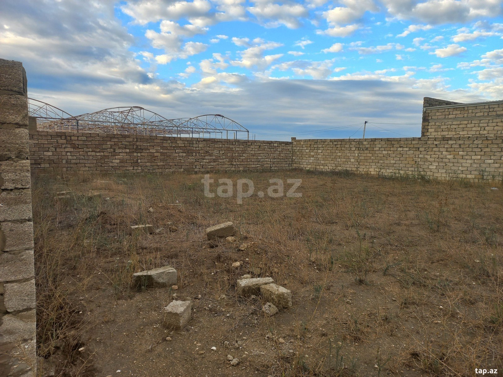 Torpaq satılır, Bakı