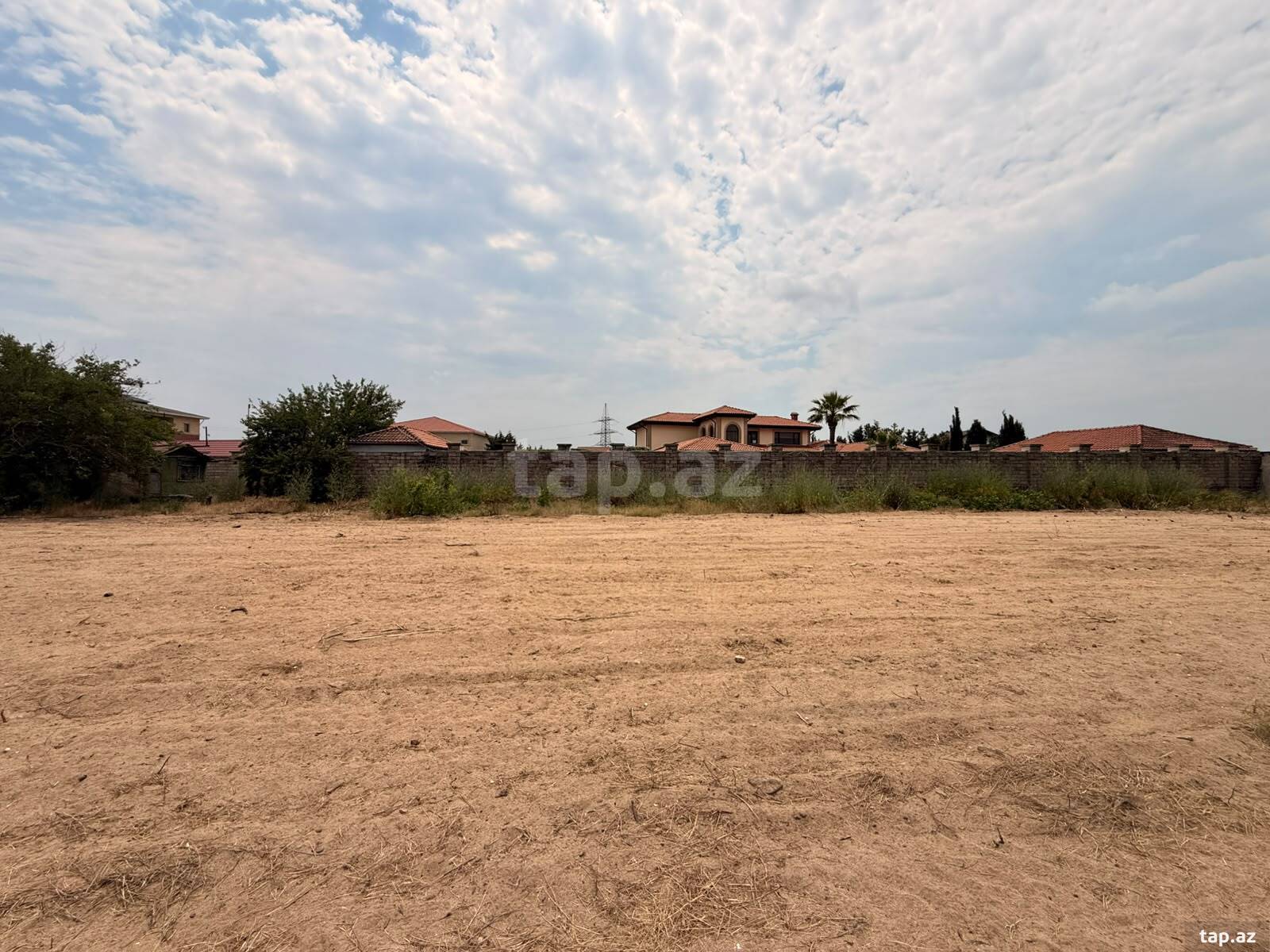 Torpaq satılır, Bakı
