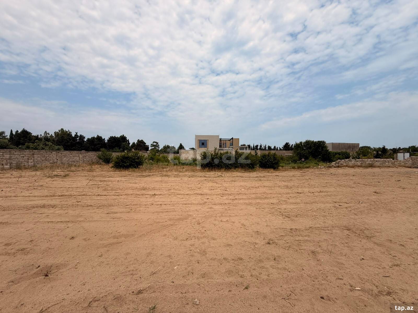 Torpaq satılır, Bakı