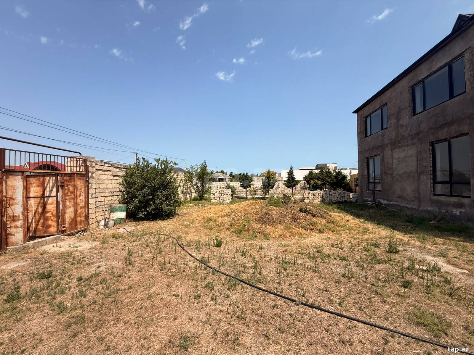 Torpaq satılır, Bakı