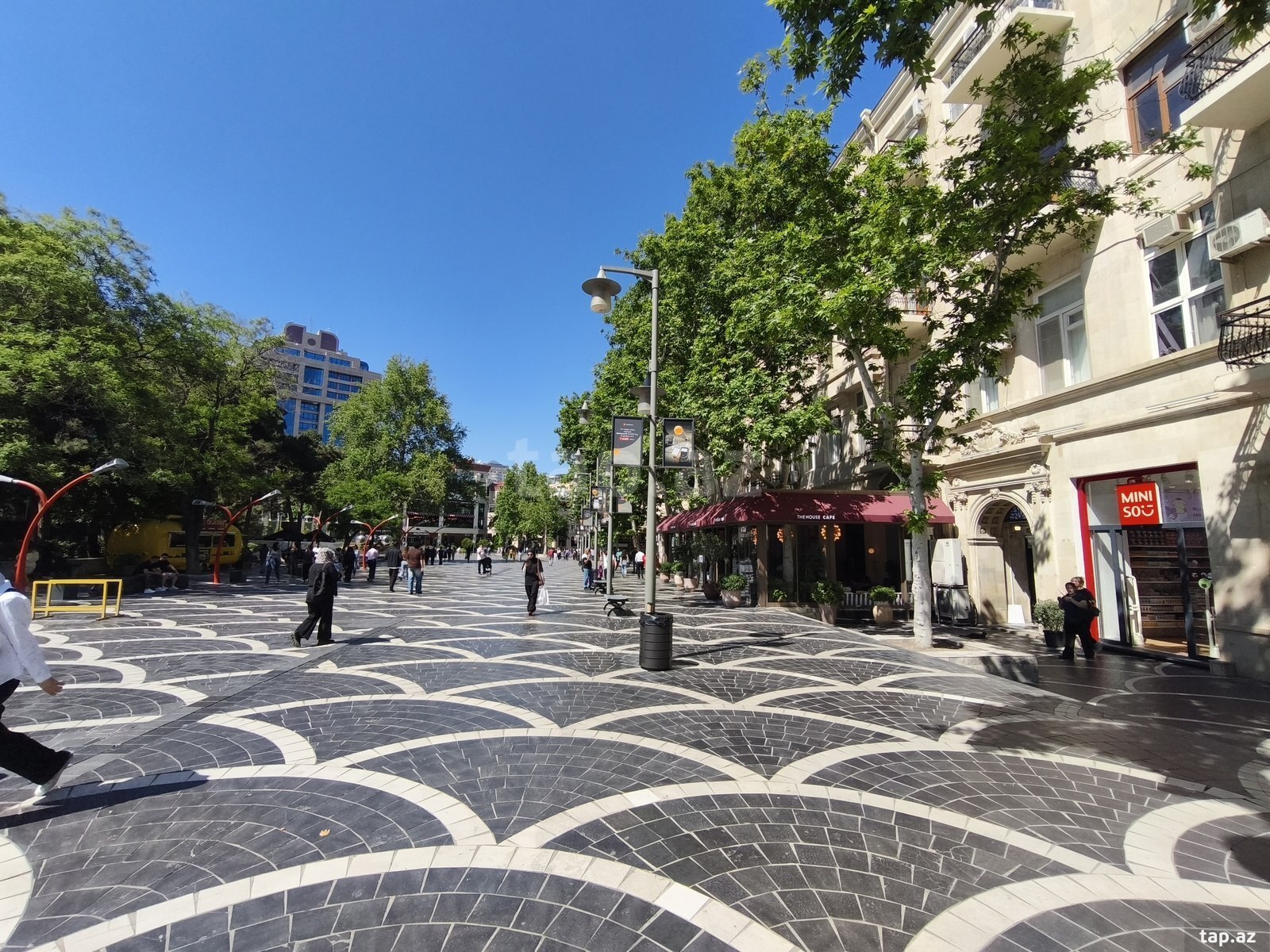 4-otaqlı mənzil kirayə verilir, Z.Tağıyev küç., 100 m²