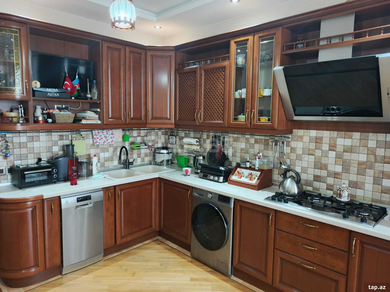 4-otaqlı yeni tikili, Mirəli Seyidov küç., 146 m²