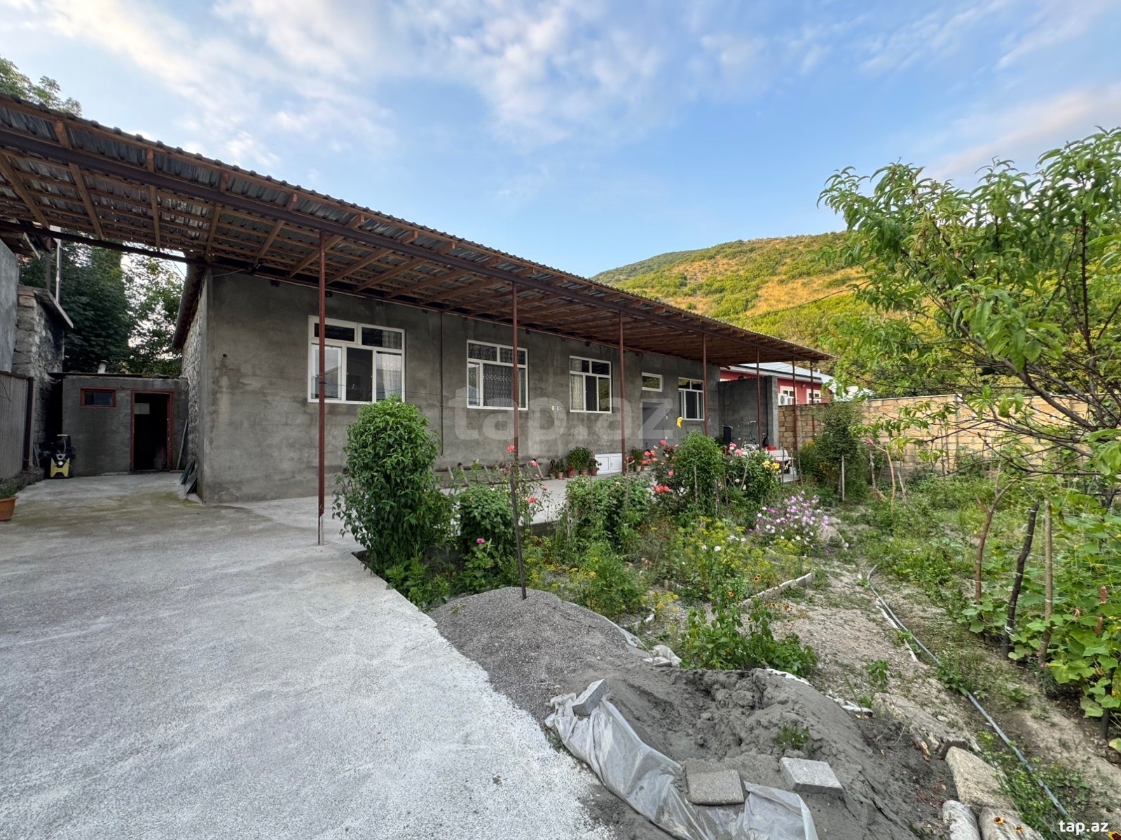 4 otaqlı həyət evi satılır, Şəki