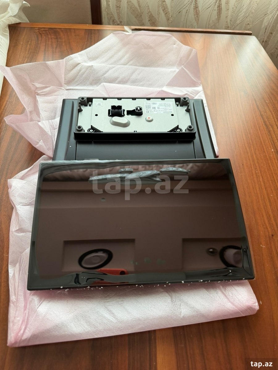 Land Rover Defender monitoru