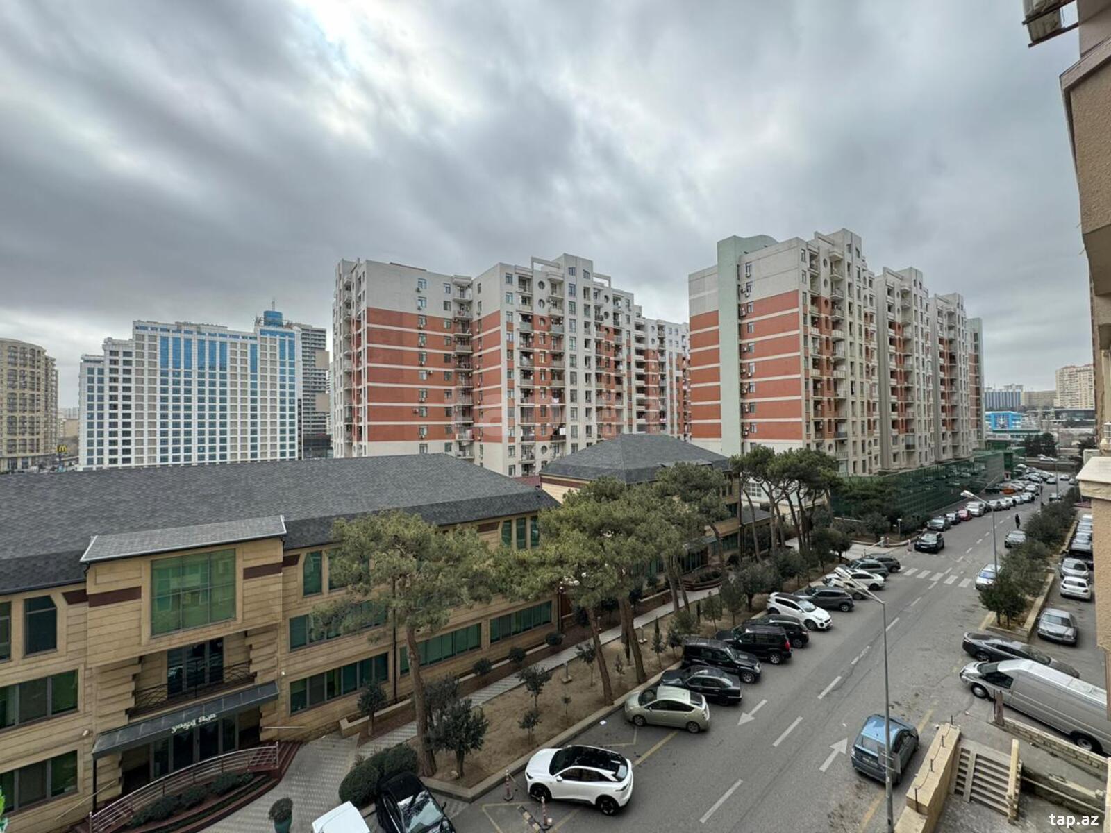 3-otaqlı yeni tikili, 8 Noyabr m., 131 m²