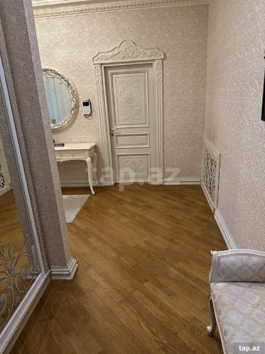 3-otaqlı yeni tikili, 8 Noyabr m., 131 m²