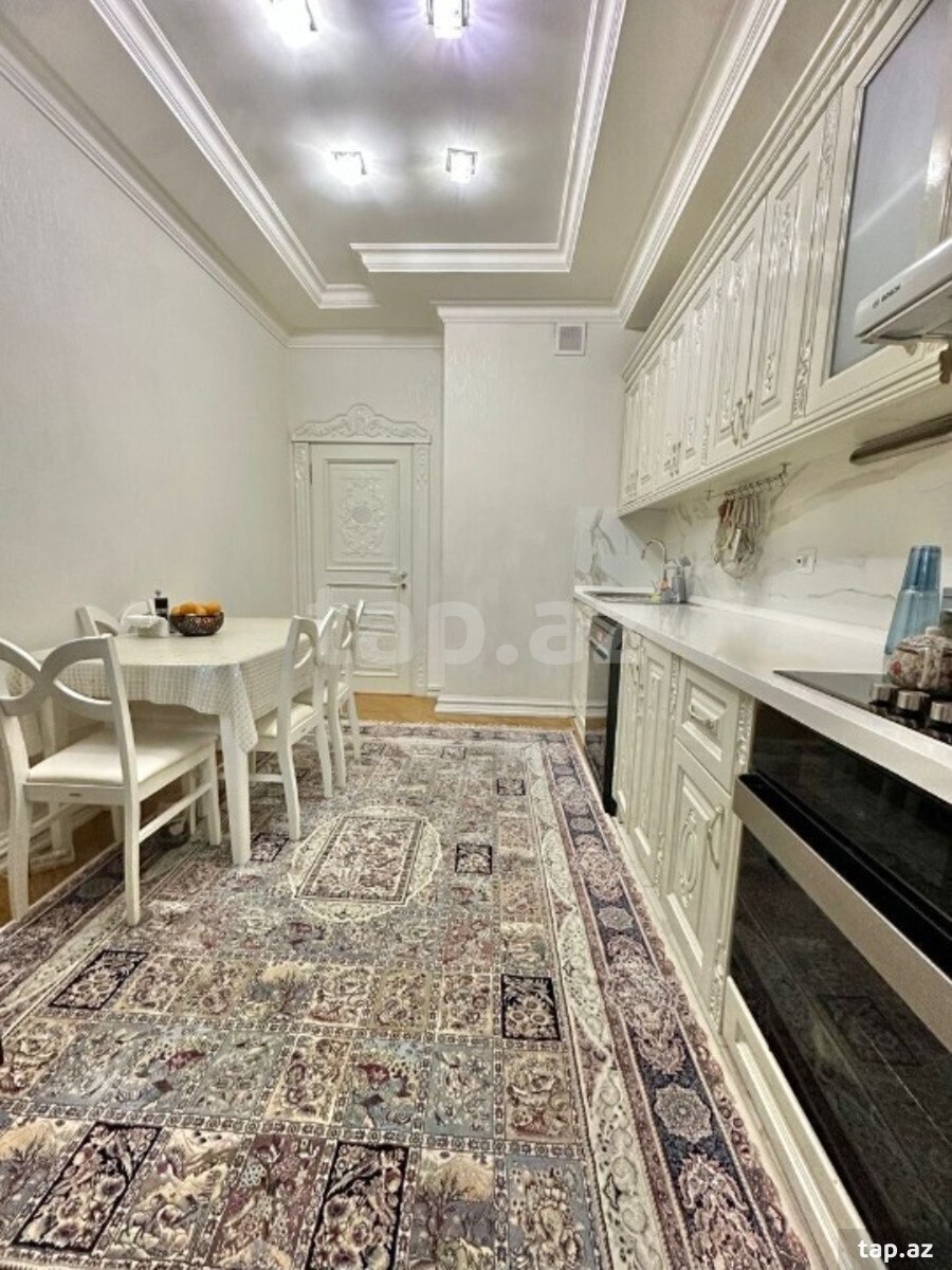 3-otaqlı yeni tikili, 8 Noyabr m., 131 m²