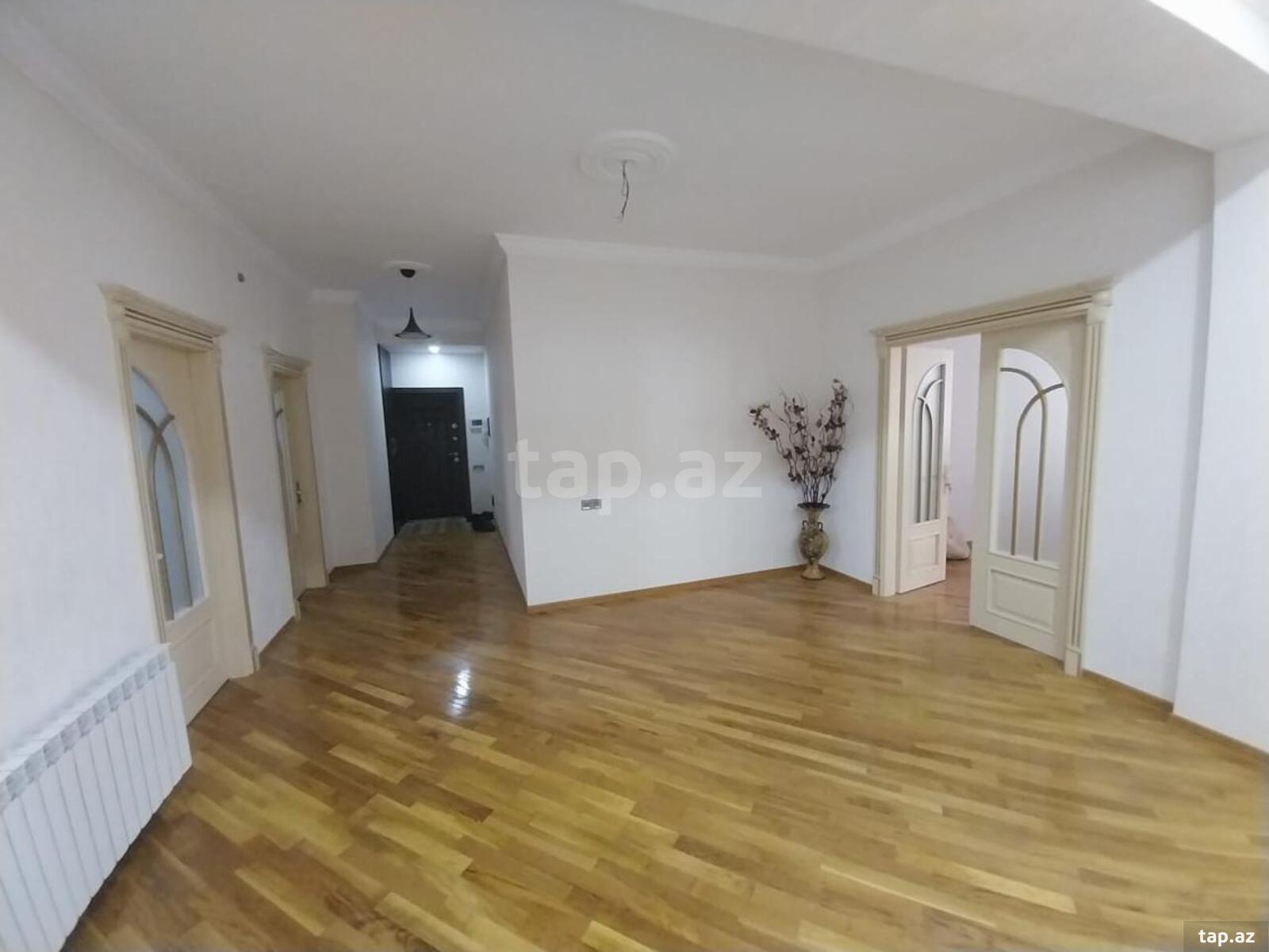 3-otaqlı yeni tikili, İnşaatçılar m., 152 m²