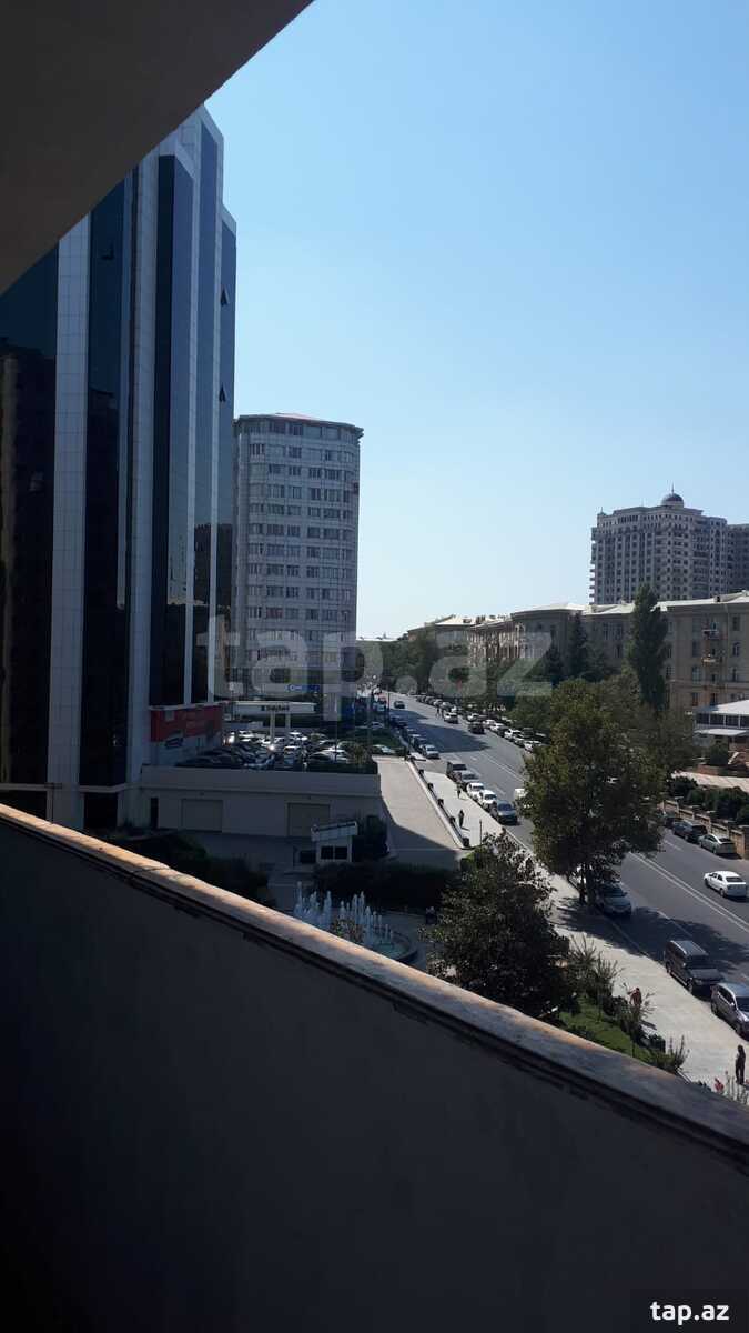 4-otaqlı mənzil, İnşaatçılar pr., 105 m²