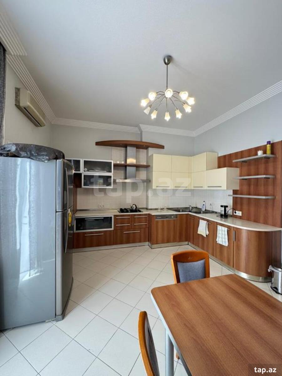 4-otaqlı yeni tikili, İnşaatçılar pr., 175 m²
