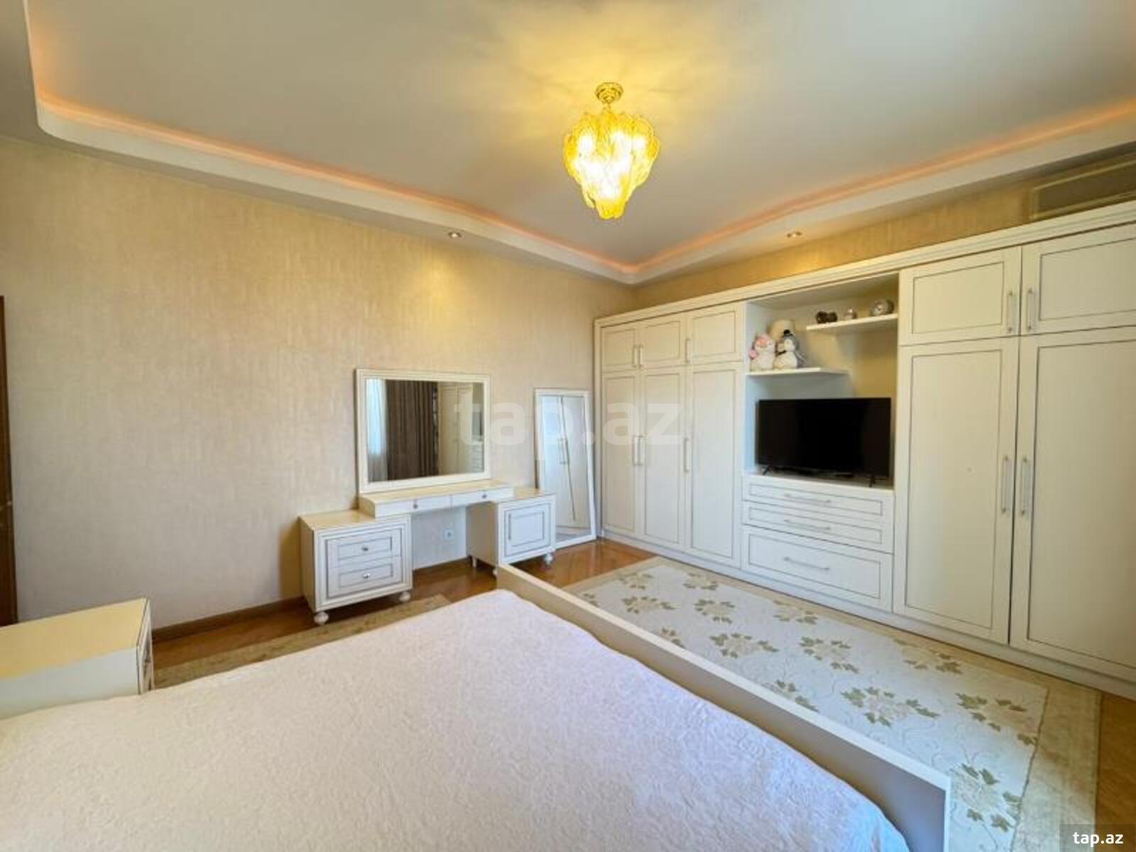 4-otaqlı yeni tikili, İnşaatçılar pr., 175 m²