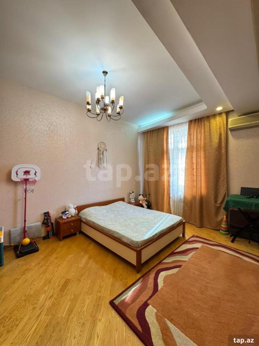 4-otaqlı yeni tikili, İnşaatçılar pr., 175 m²