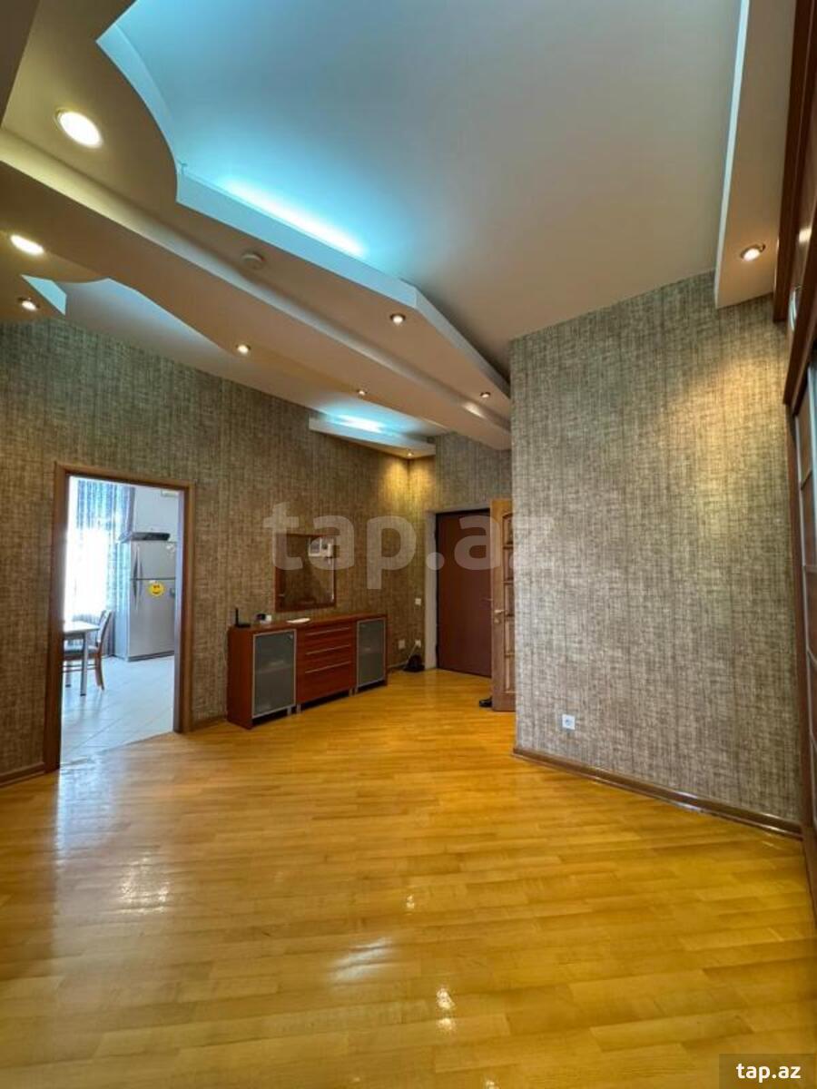 4-otaqlı yeni tikili, İnşaatçılar pr., 175 m²