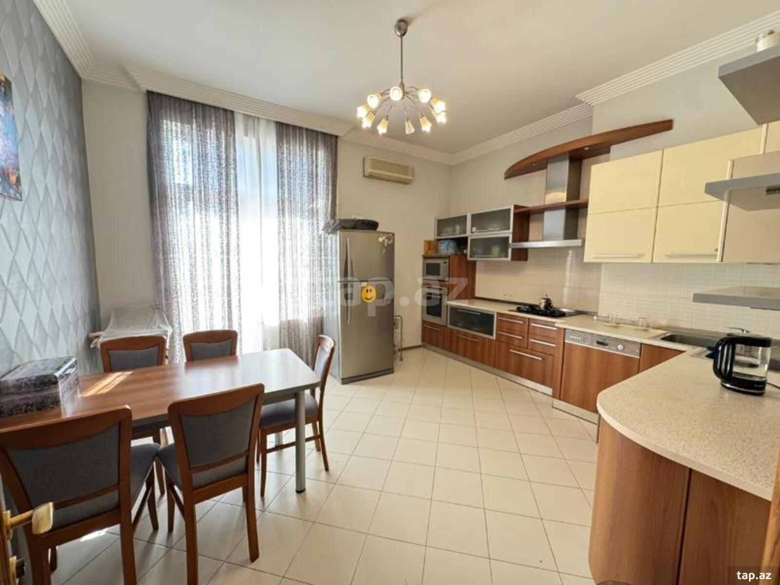4-otaqlı yeni tikili, İnşaatçılar pr., 175 m²