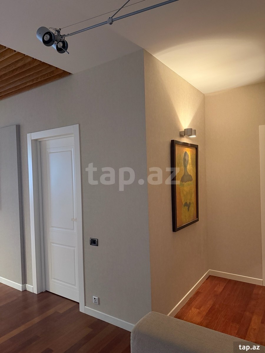 4-otaqlı yeni tikili, Elmlər Akademiyası m., 220 m²