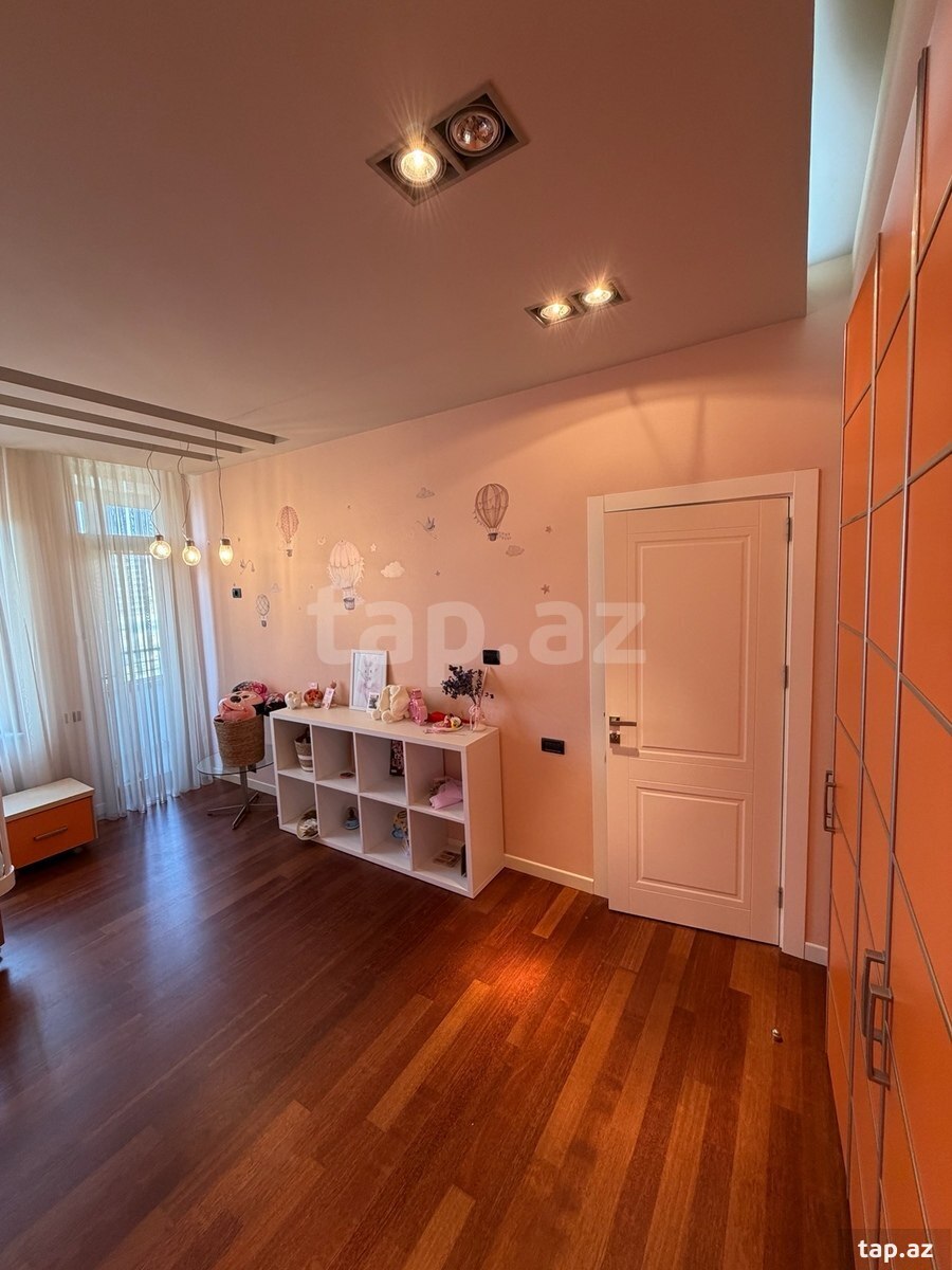 4-otaqlı yeni tikili, Elmlər Akademiyası m., 220 m²