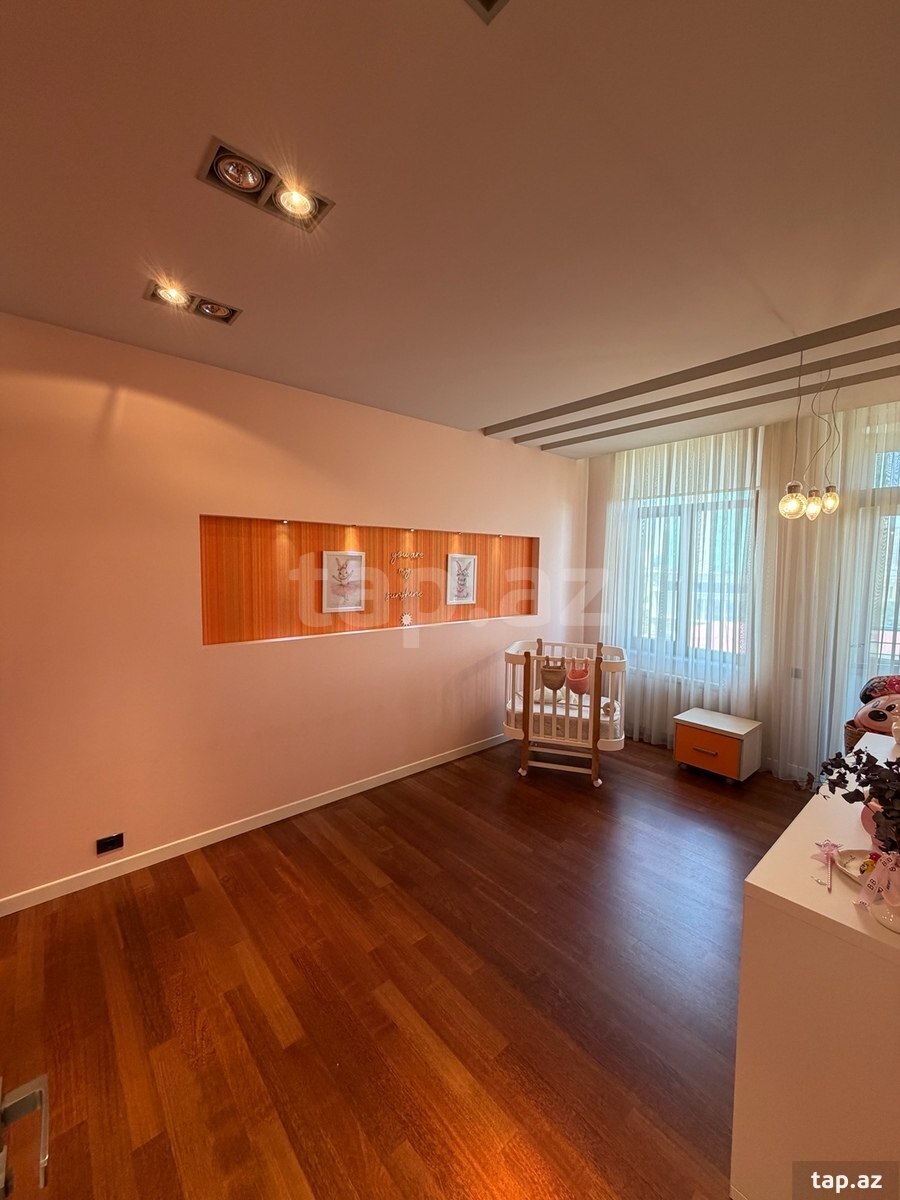 4-otaqlı yeni tikili, Elmlər Akademiyası m., 220 m²
