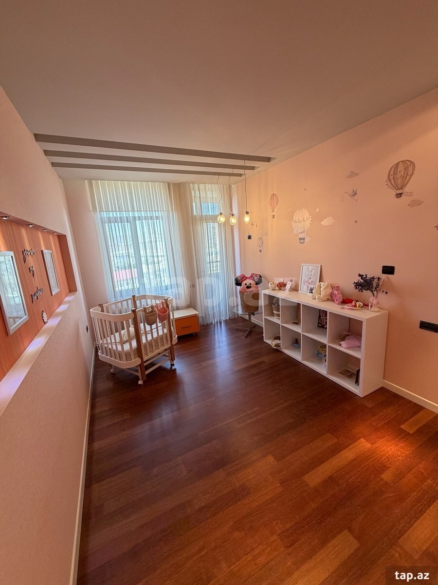 4-otaqlı yeni tikili, Elmlər Akademiyası m., 220 m²