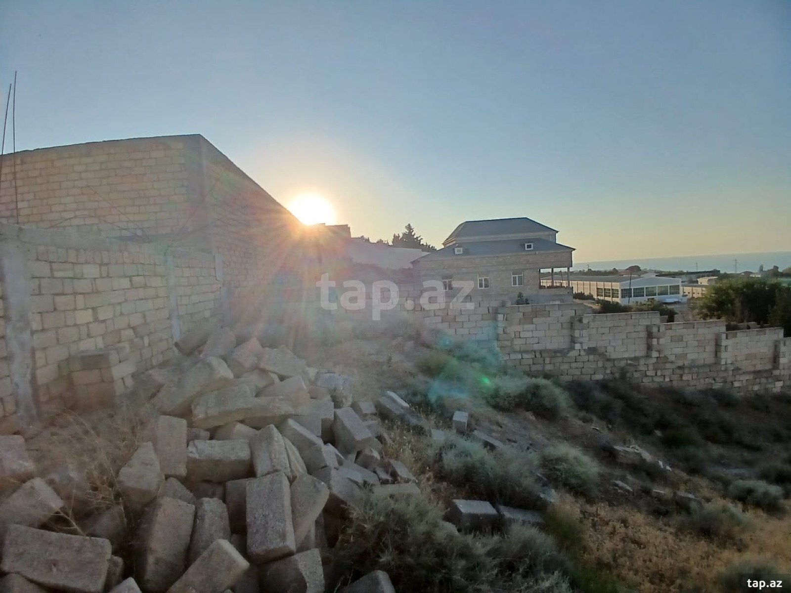 Torpaq satılır, Bakı