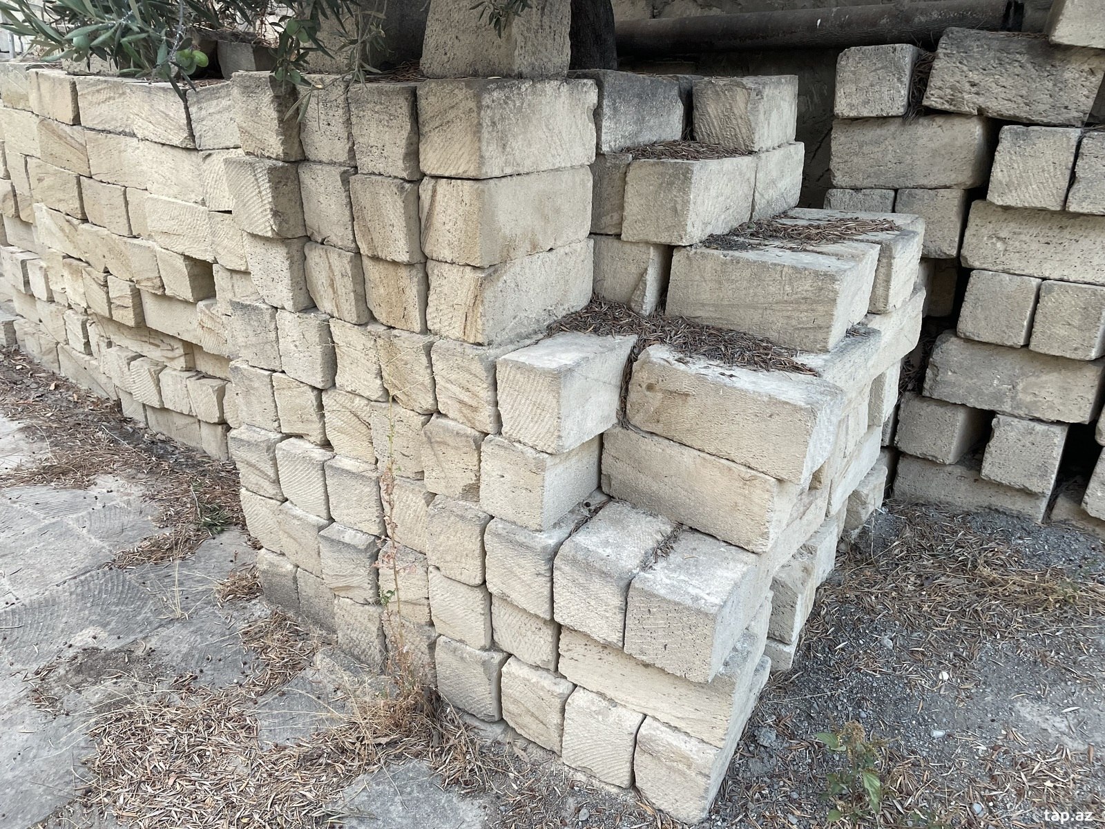 Mişar daşı və kərpiclər