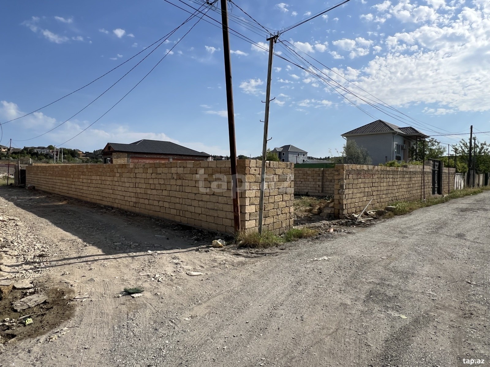 Torpaq satılır, Bakı