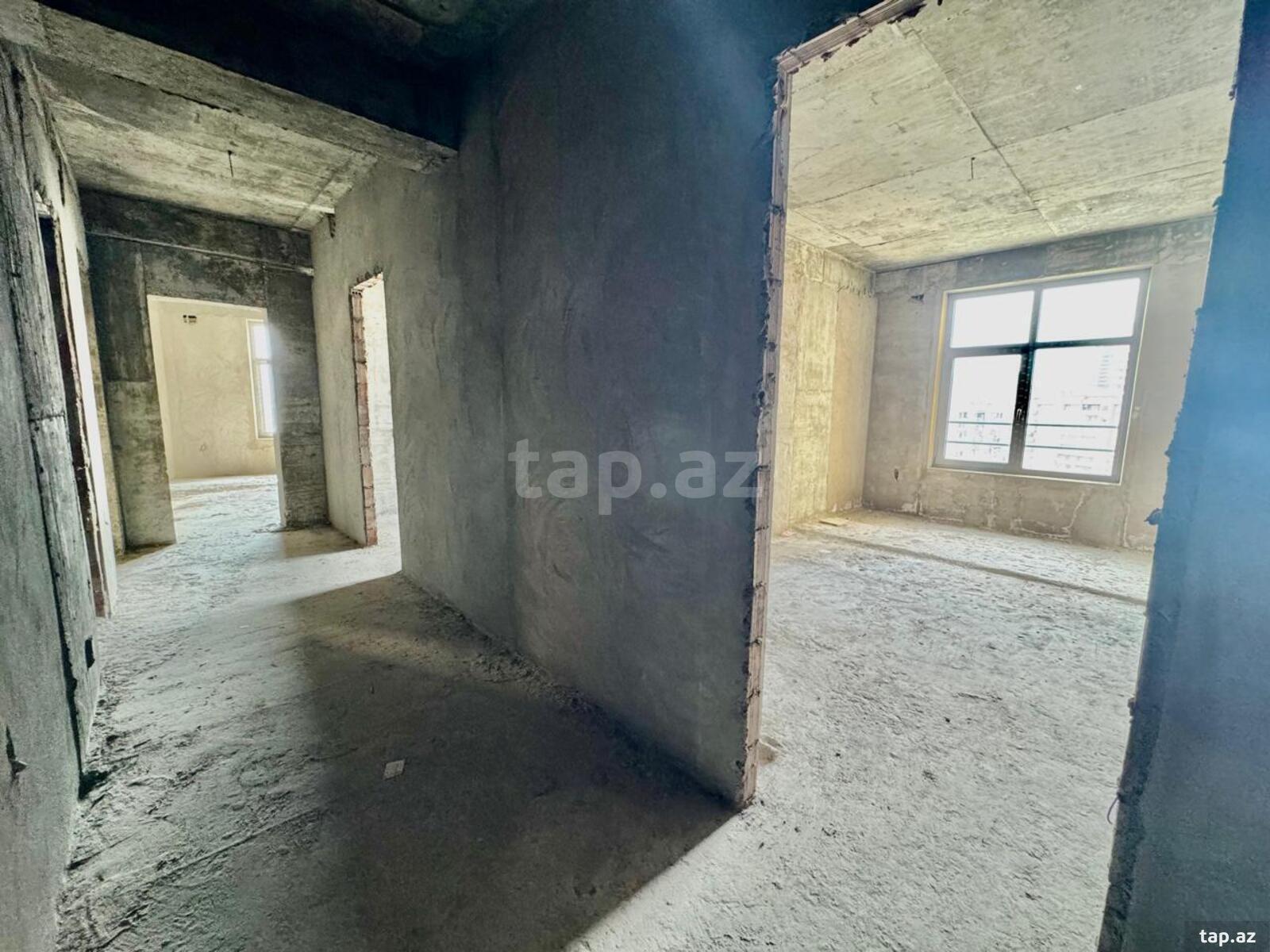 4-otaqlı yeni tikili, İnşaatçılar pr., 215 m²