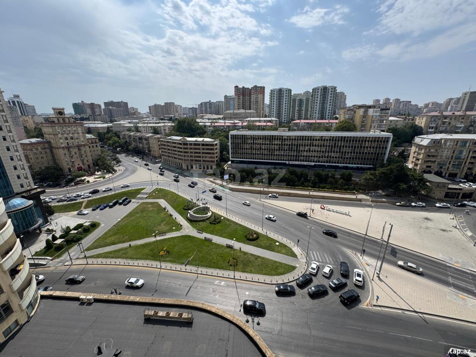 4-otaqlı yeni tikili, İnşaatçılar pr., 215 m²