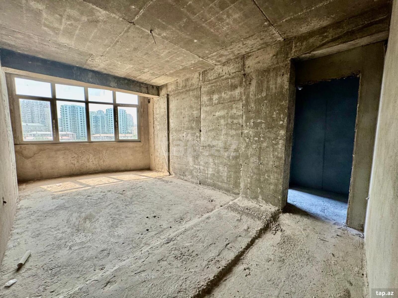 4-otaqlı yeni tikili, İnşaatçılar pr., 215 m²