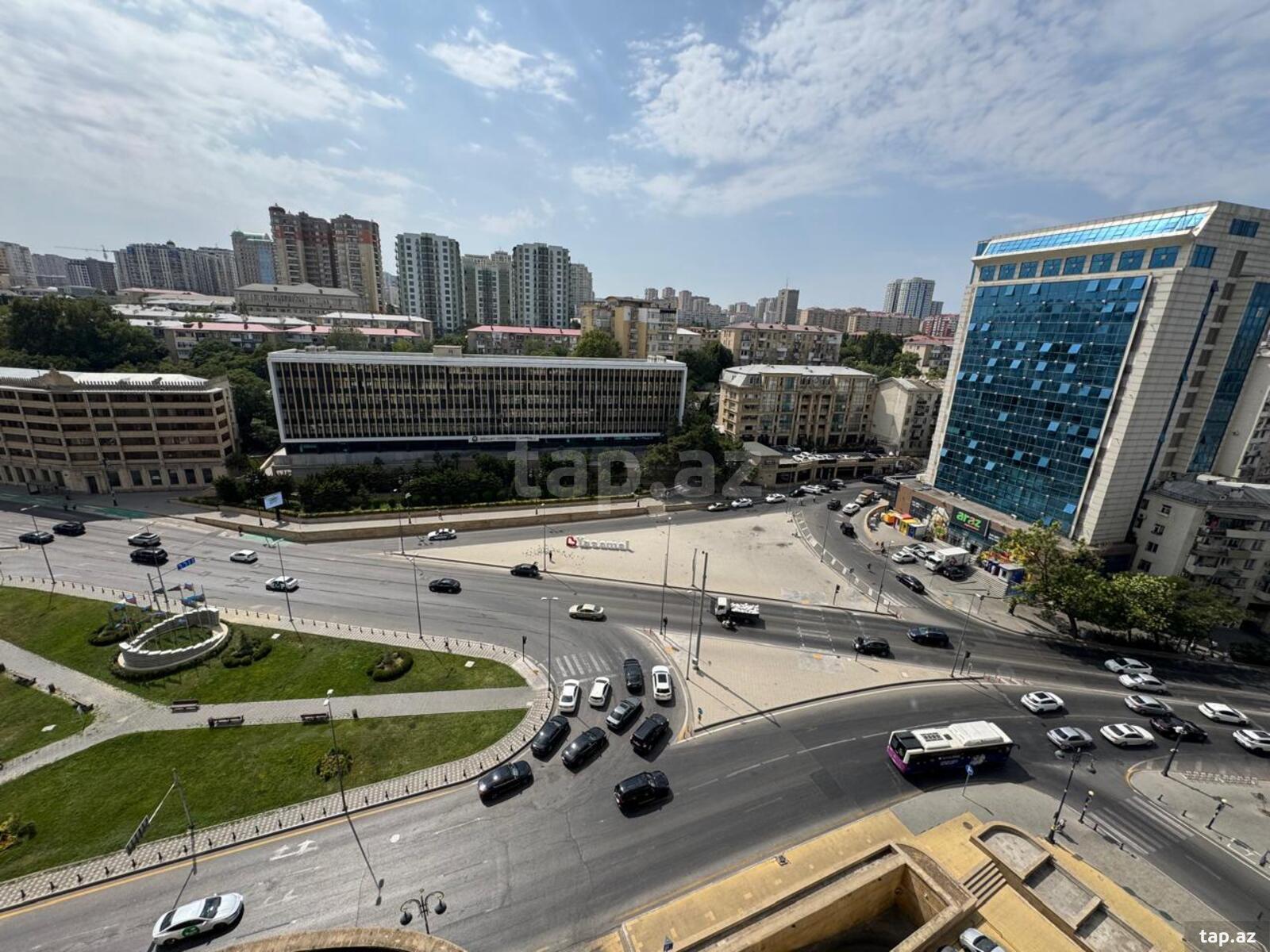 4-otaqlı yeni tikili, İnşaatçılar pr., 215 m²