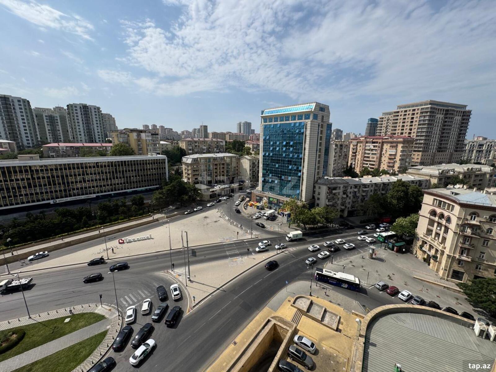 4-otaqlı yeni tikili, İnşaatçılar pr., 215 m²