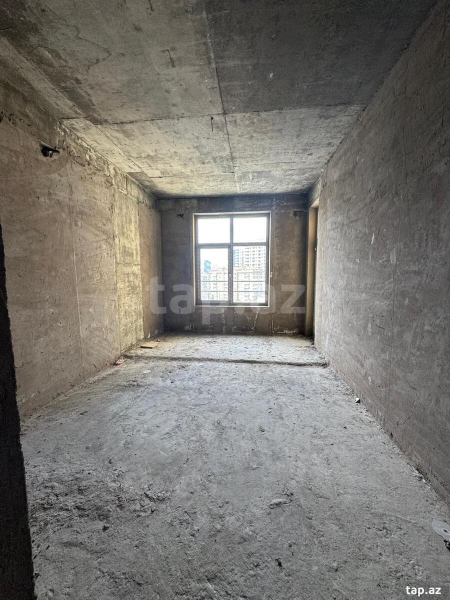 4-otaqlı yeni tikili, İnşaatçılar pr., 215 m²