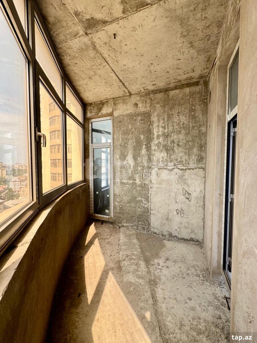 4-otaqlı yeni tikili, İnşaatçılar pr., 215 m²