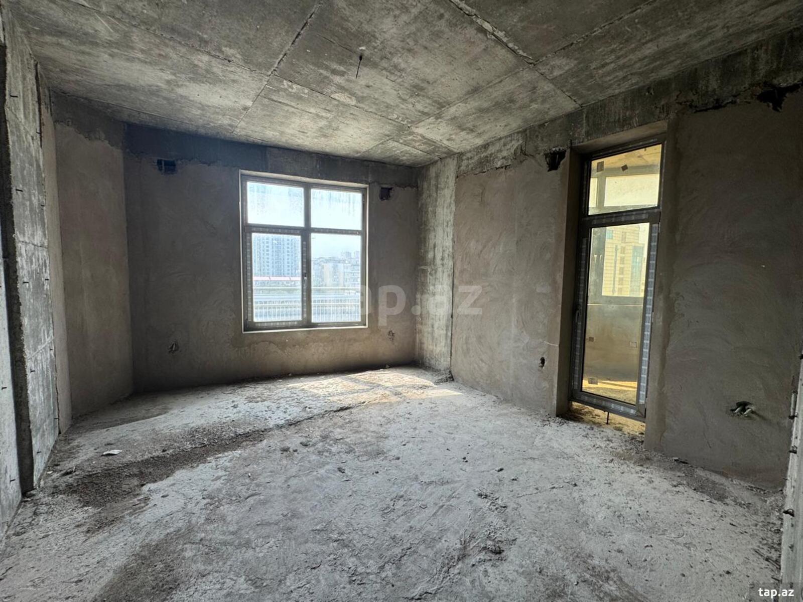4-otaqlı yeni tikili, İnşaatçılar pr., 215 m²