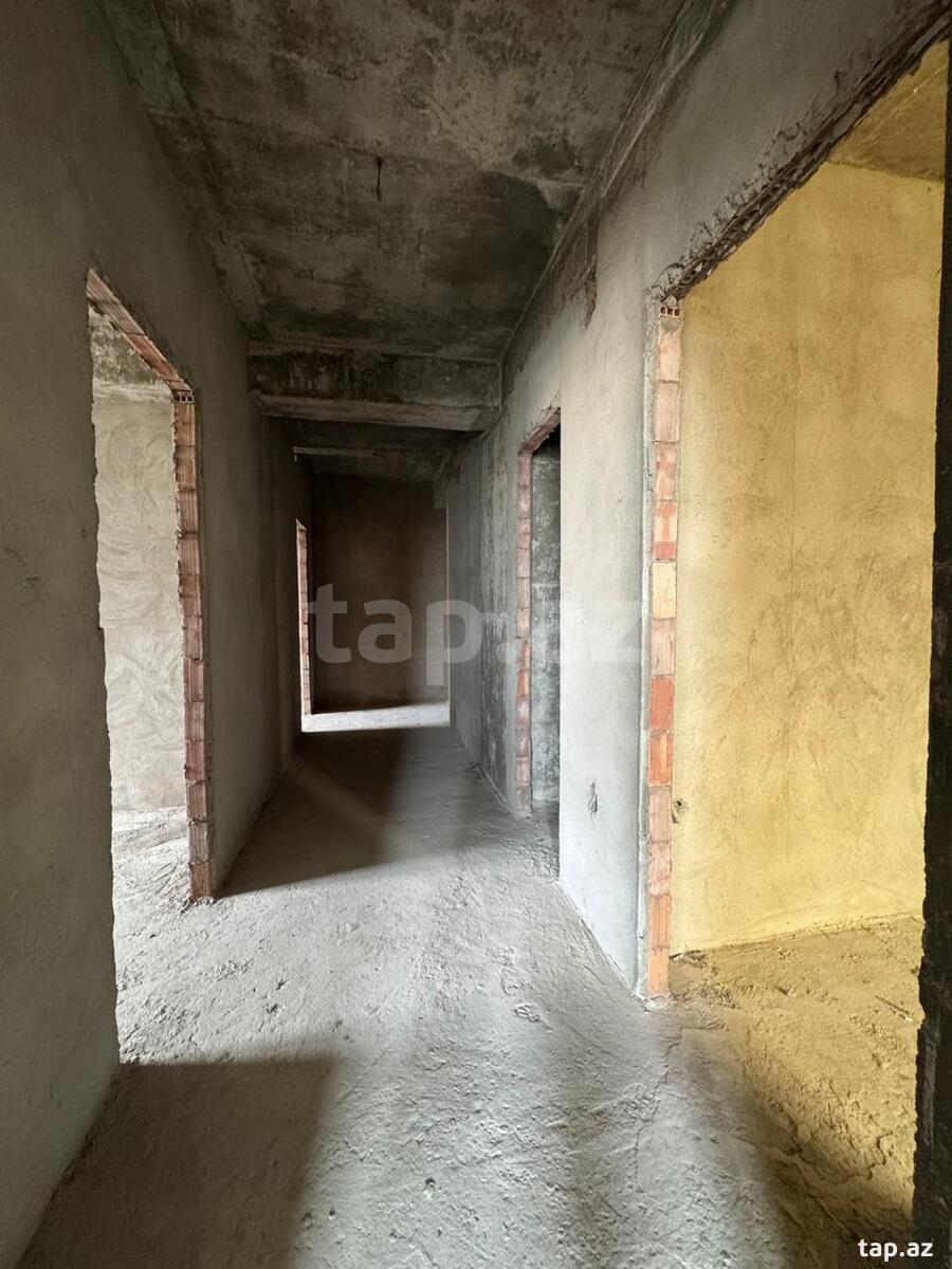 4-otaqlı yeni tikili, İnşaatçılar pr., 215 m²