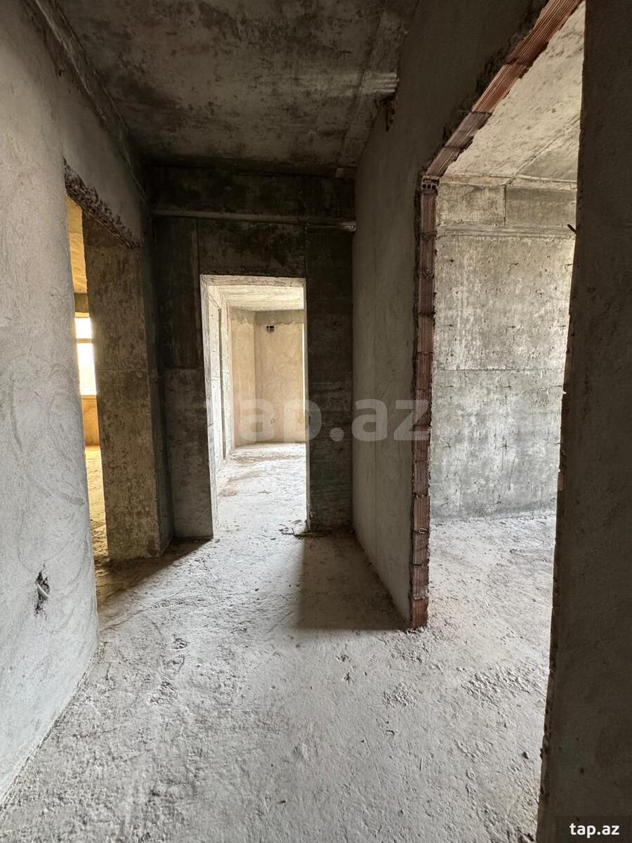 4-otaqlı yeni tikili, İnşaatçılar pr., 215 m²