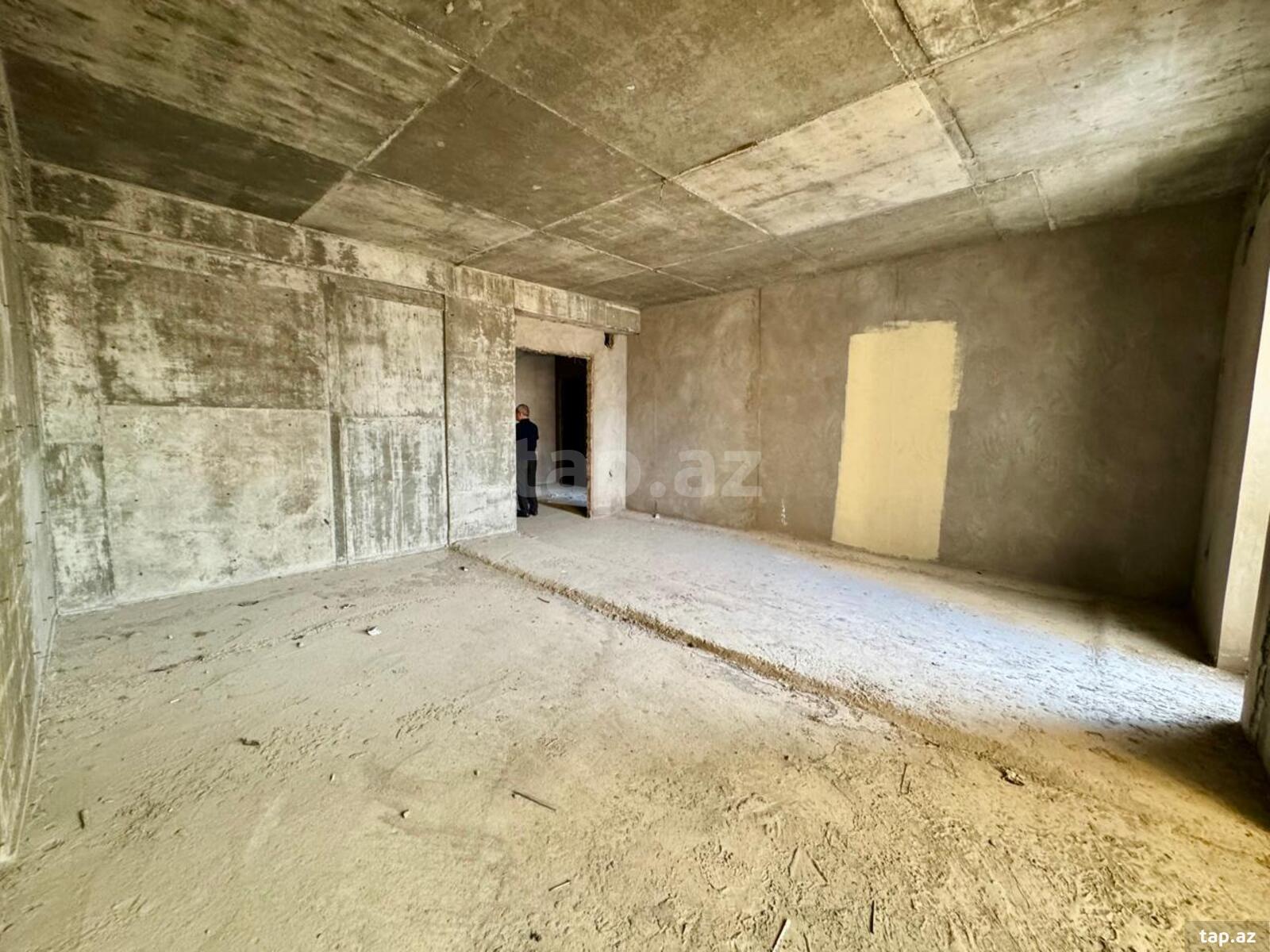 4-otaqlı yeni tikili, İnşaatçılar pr., 215 m²