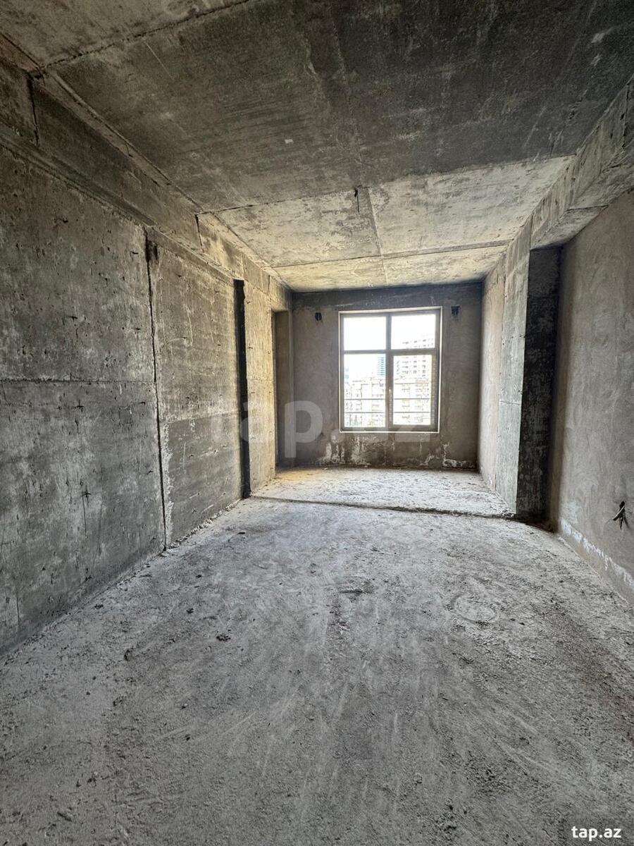 4-otaqlı yeni tikili, İnşaatçılar pr., 215 m²