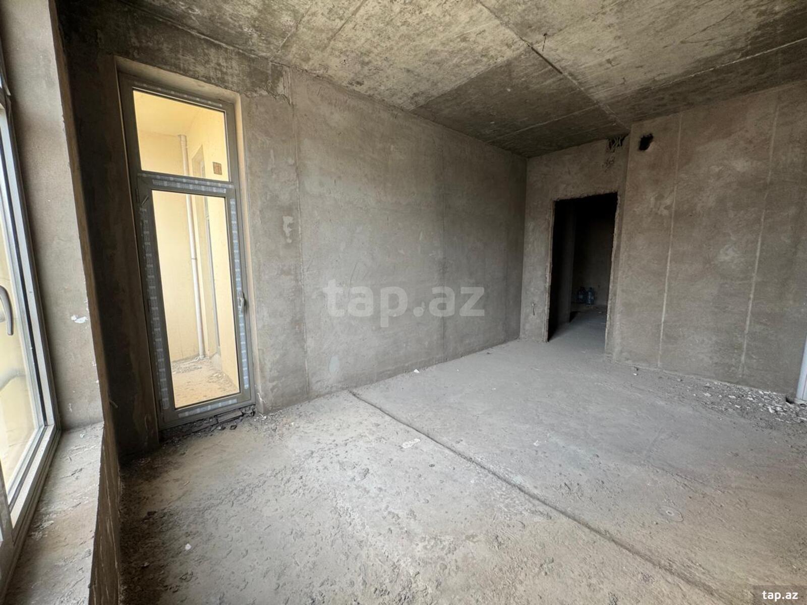 4-otaqlı yeni tikili, İnşaatçılar pr., 215 m²