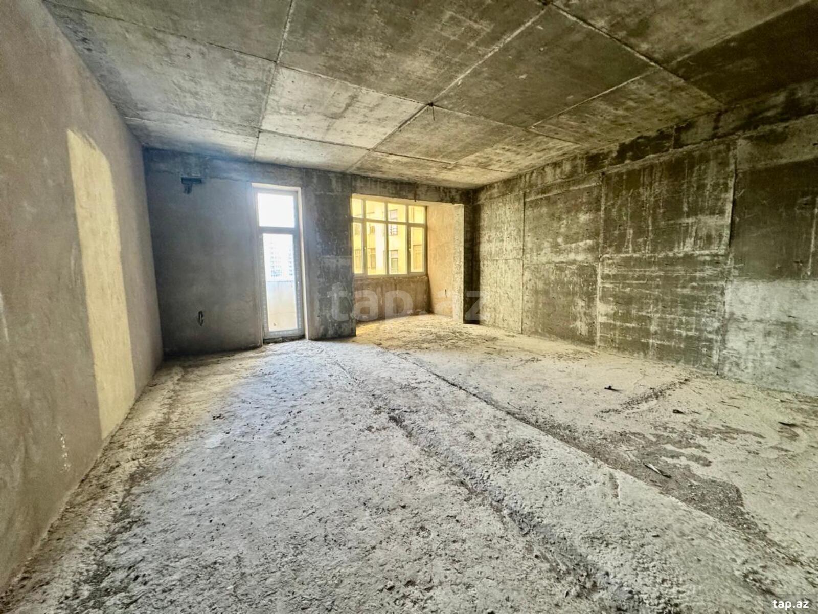 4-otaqlı yeni tikili, İnşaatçılar pr., 215 m²