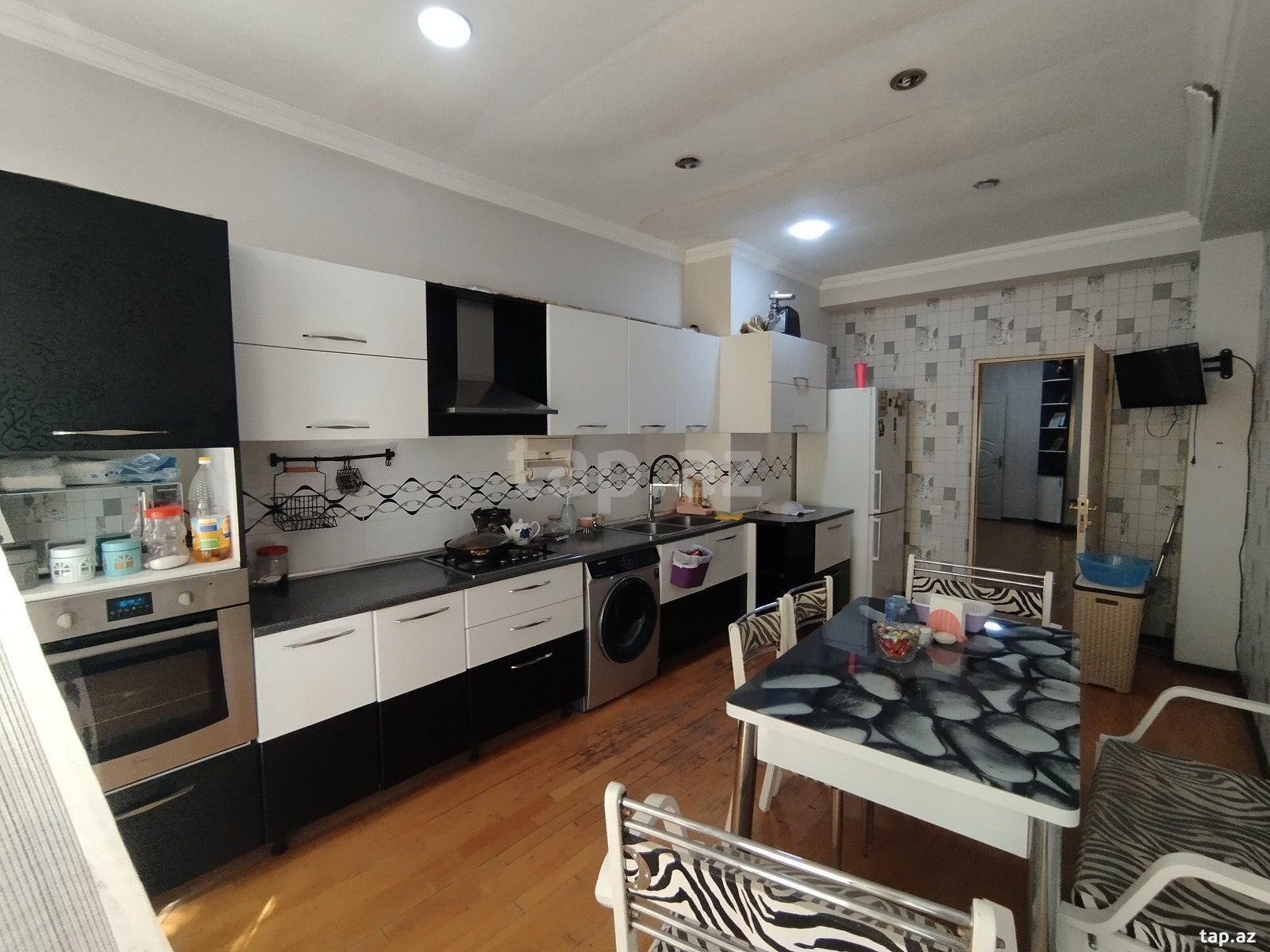 3-otaqlı yeni tikili, 8 Noyabr m., 150 m²