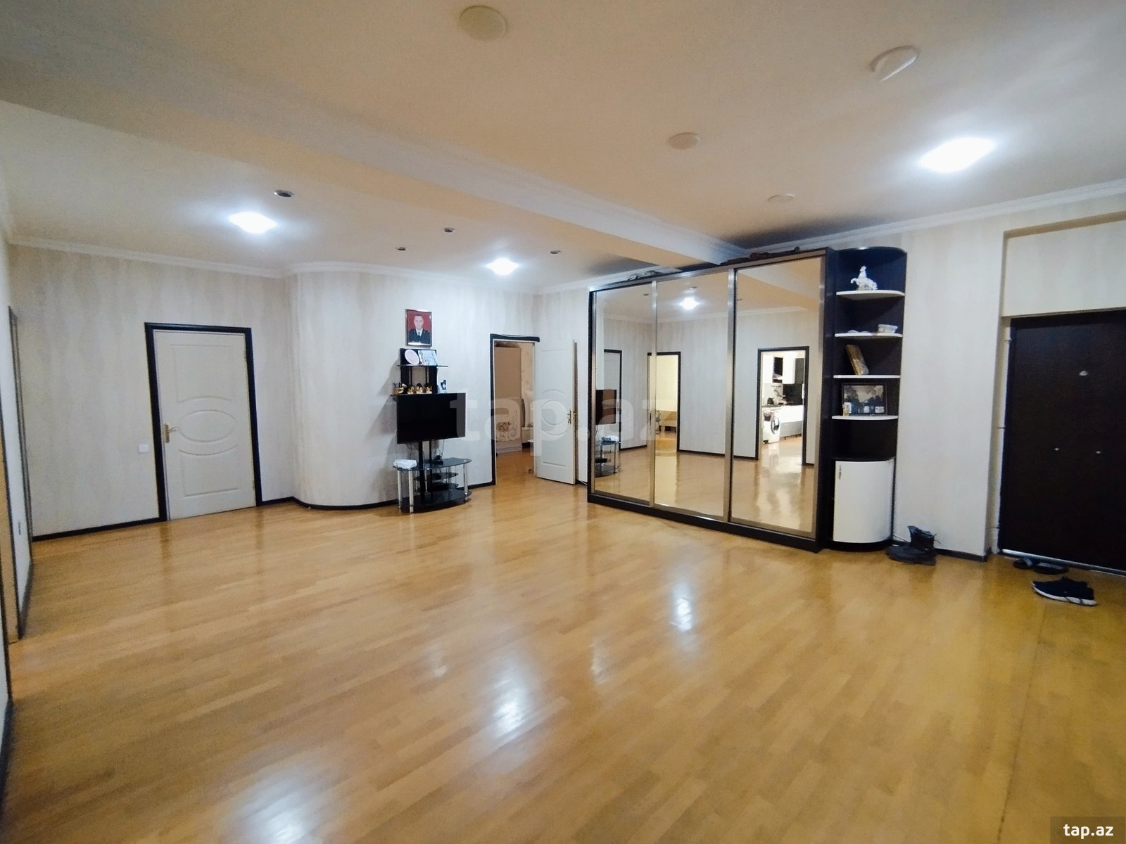 3-otaqlı yeni tikili, 8 Noyabr m., 150 m²