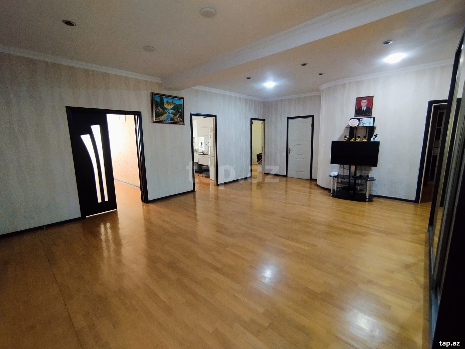 3-otaqlı yeni tikili, 8 Noyabr m., 150 m²