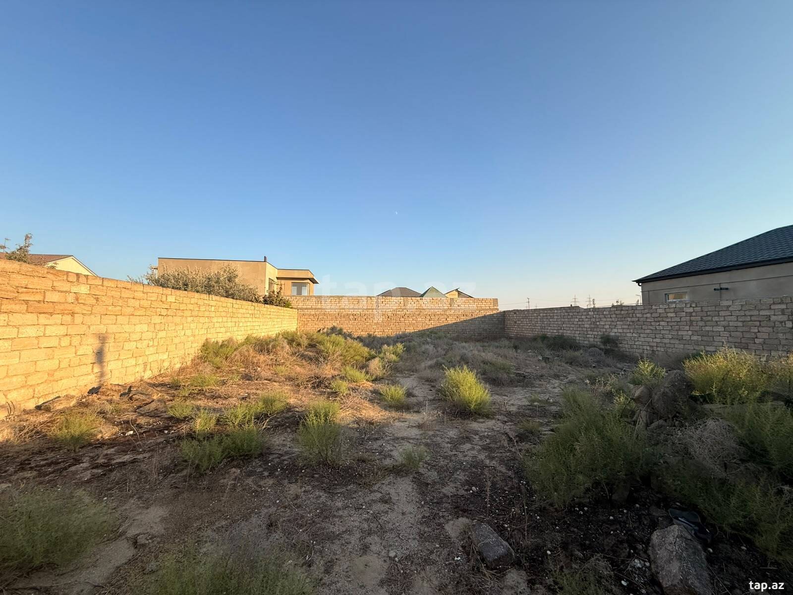 Torpaq satılır, Bakı