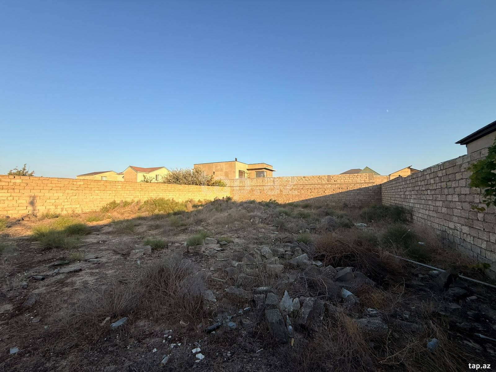 Torpaq satılır, Bakı