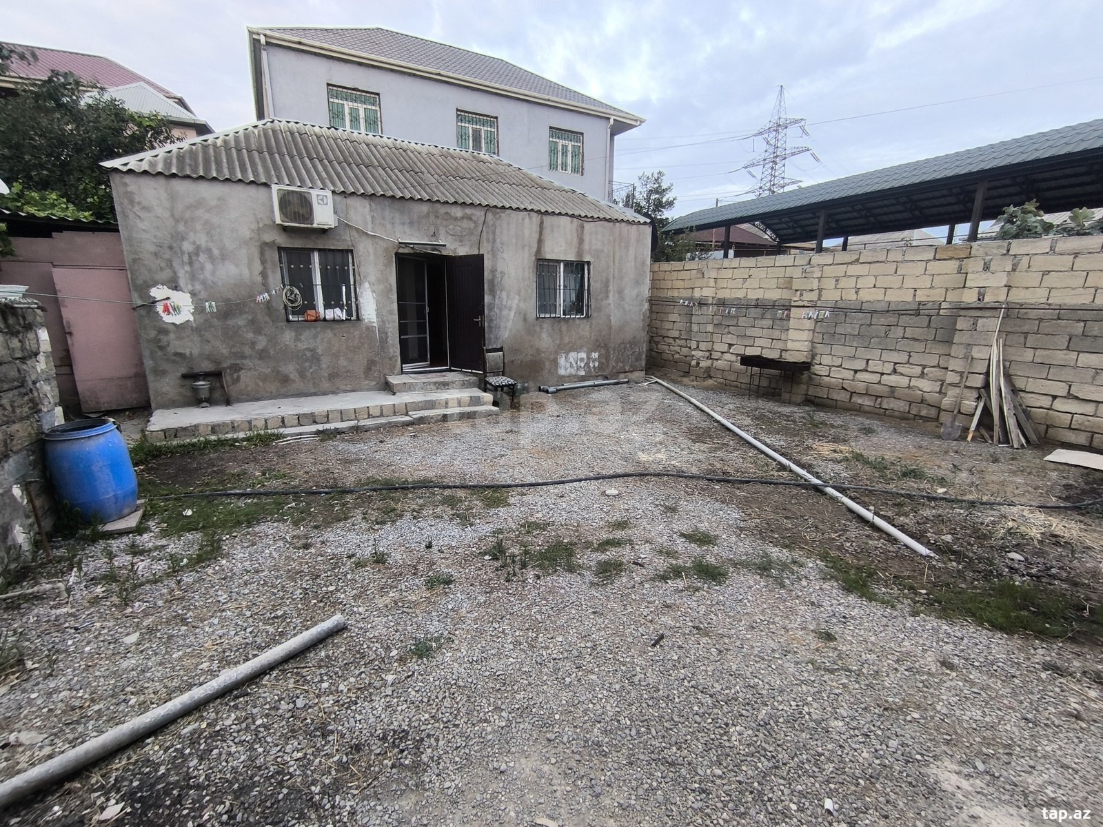 Həyət evi, Hökməli qəs.