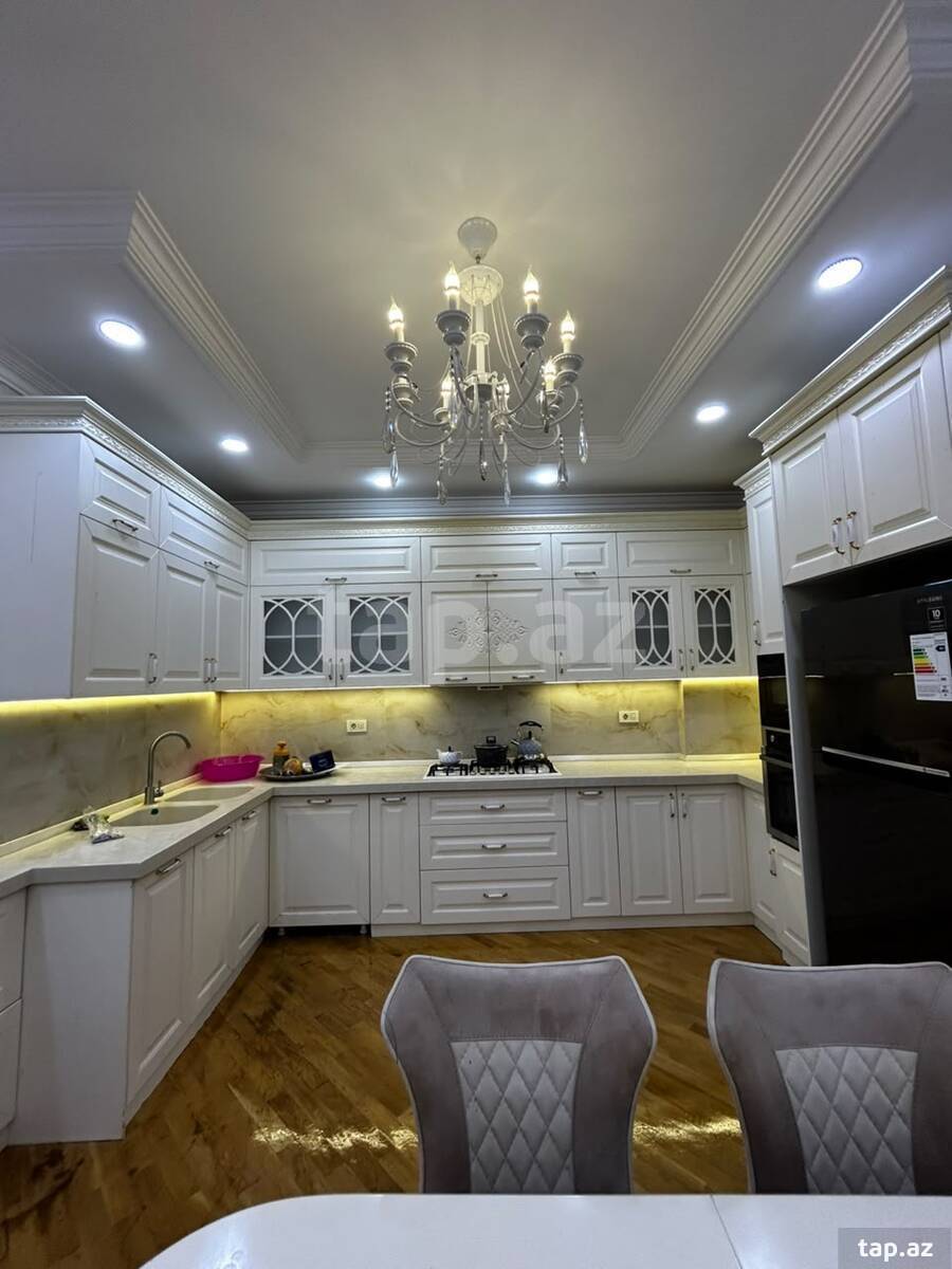 3-otaqlı yeni tikili, Elmlər Akademiyası m., 134 m²