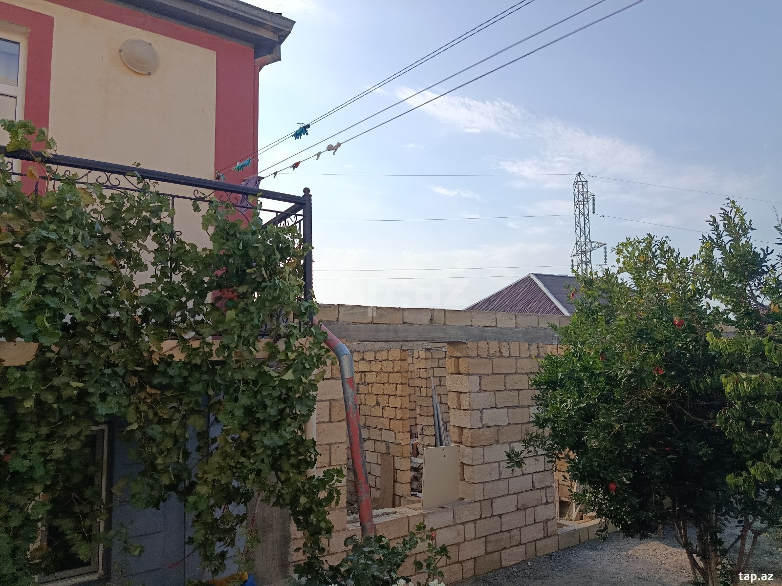 Həyət evi, Hökməli qəs.