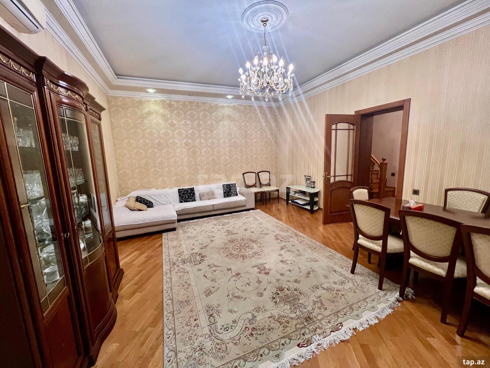 Villa, Gənclik m.